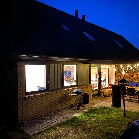 Willa Family House With 3 Bedrooms, Garden & Free Parking *