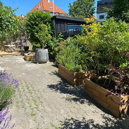 Family House With 3 Bedrooms, Garden & Free Parking *